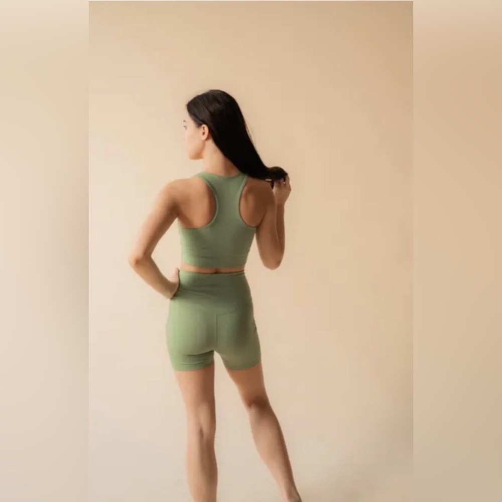❤️BNWOT GIRLFRIEND COLLECTIVE Run High-Rise Shorts in Pale green size M